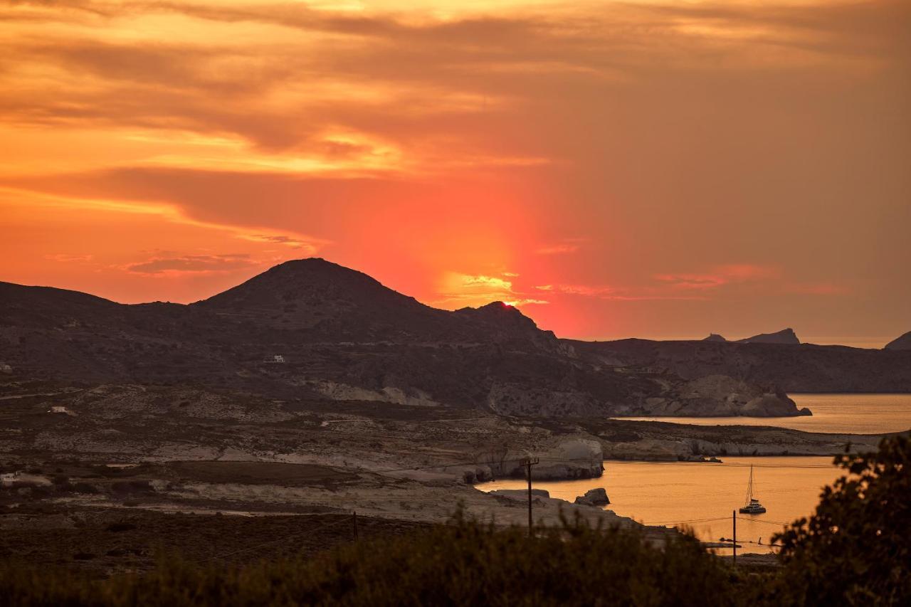 Dot Milos Adamantas  Buitenkant foto